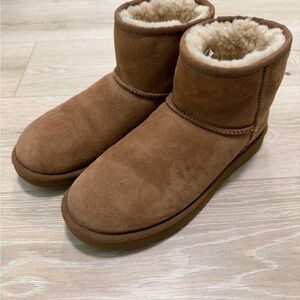 UGG Classic Short Boots in Chestnut Brown